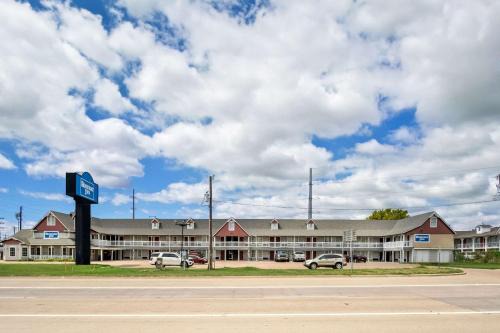 East Riverside Hotel | Rodeway Inn Waco Downtown near University