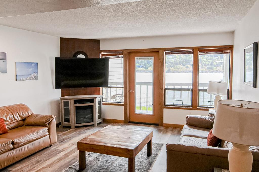 Gold Beach Hotel | Rogue River Relaxation