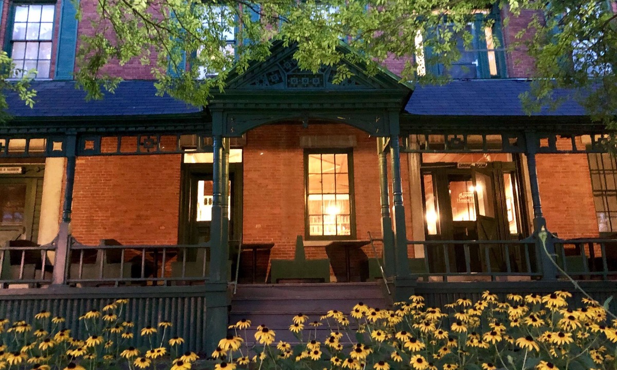 Lansing Bed & Breakfast | Rogues' Harbor Inn