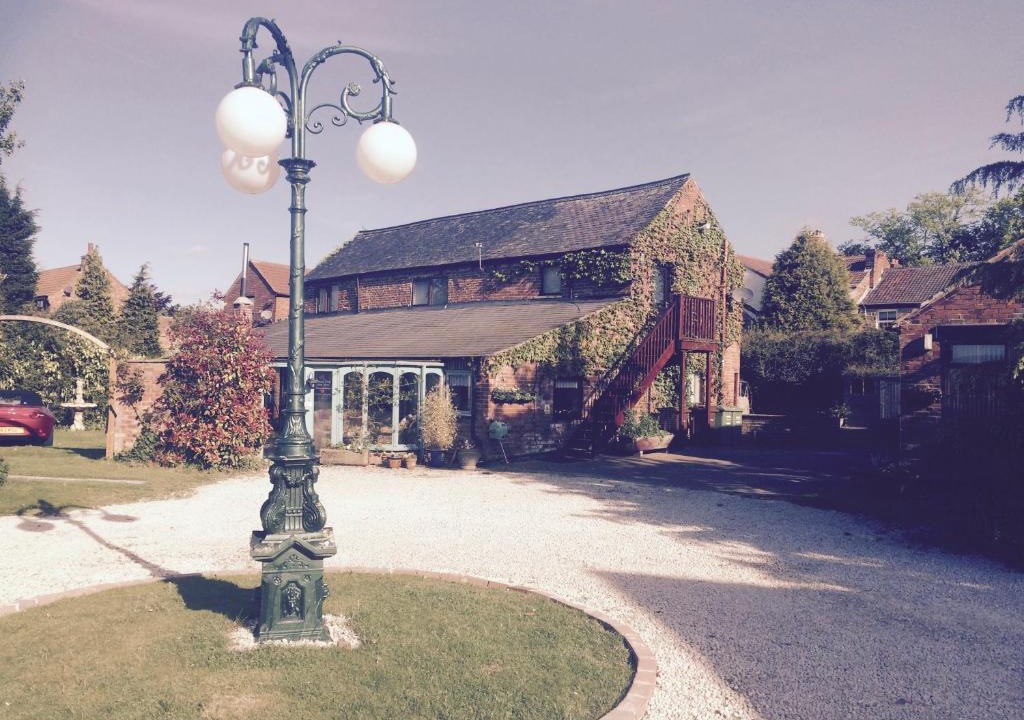 Pontefract House | RolandsCroft Guest House