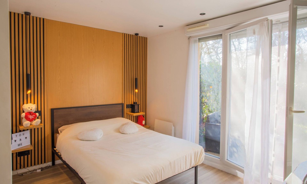 Saint-Germain-les-Corbeil Apartment | Romantic Loft with Jacuzzi & Terrace