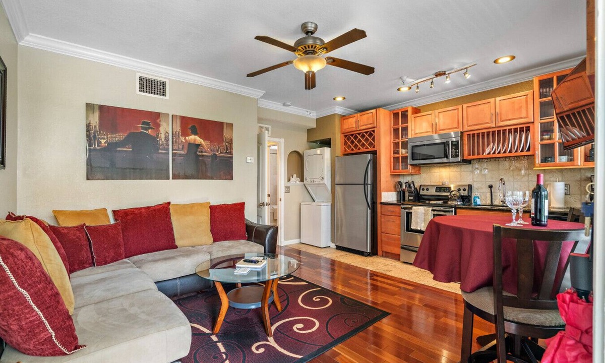 St. Petersburg Condo | Romance in the City - 1 Bdrm Studio in Downtown!