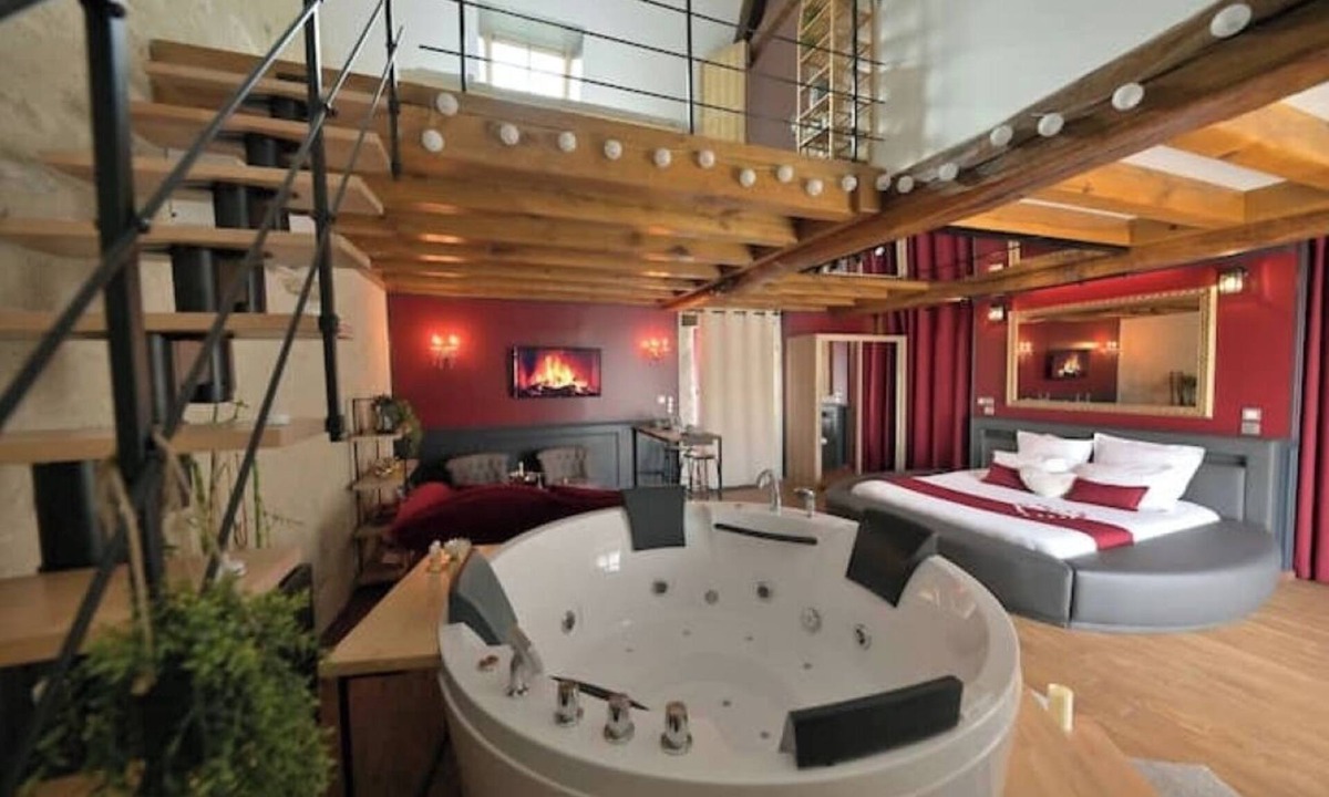 Manthelan House | Romantic 3* gîte for lovers, private spa