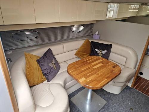 Wraysbury Apartment | Romantic 3Beds Yacht Escape on Thames