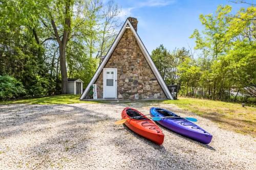 Warsaw House | Romantic A-frame HeartJacuzzi Firepit Kayaks