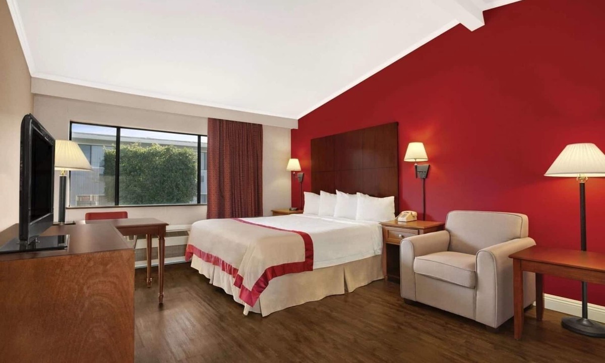 Torrance Hotel | Romantic and Cozy King Unit, Restaurant, Pool