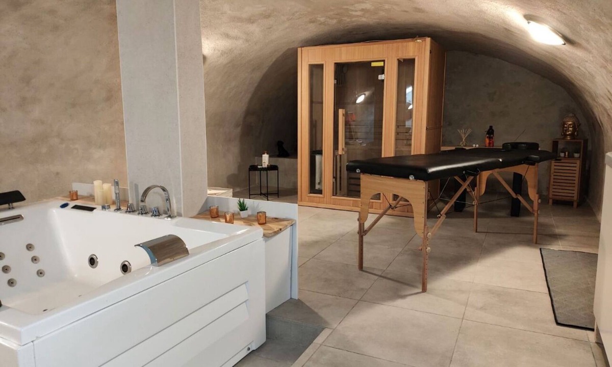 Dallet Apartment | Romantic apartment with spa area