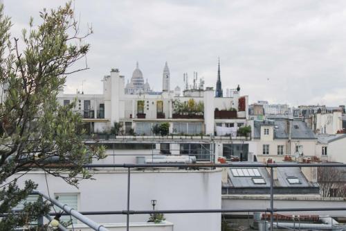 Quartier de la Chapelle Apartment | Romantic apartment with a view of the Sacré-Cœur