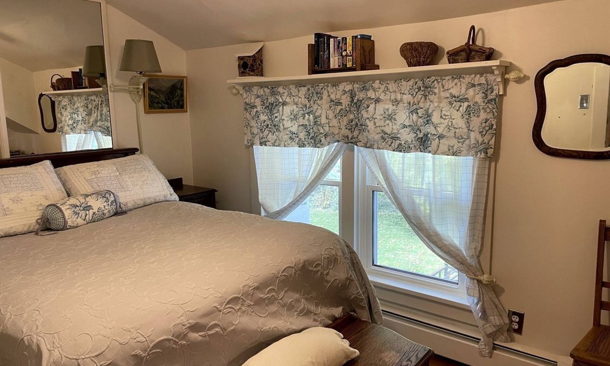 Elkhorn House | Romantic Bed and Breakfast Getaway near Lauderdale Lakes in Wisconsin