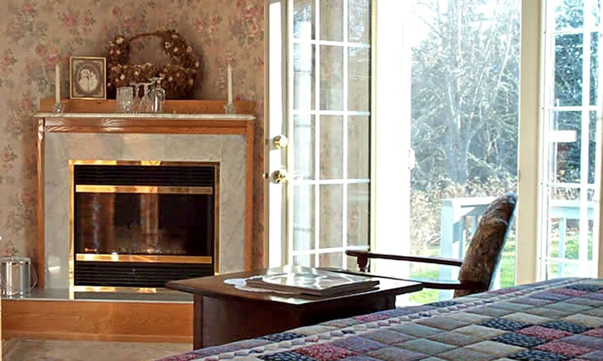 Harvey Cabin | Romantic Bed and Breakfast with a Double Whirlpool Tub in Albert County, New Brunswick