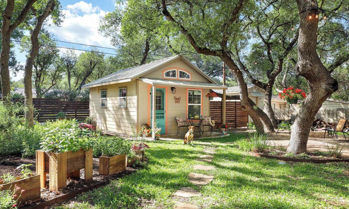 Whispering Oaks House | Romantic~Butterfly Cttg~Central Loc, Firepit ~Oaks