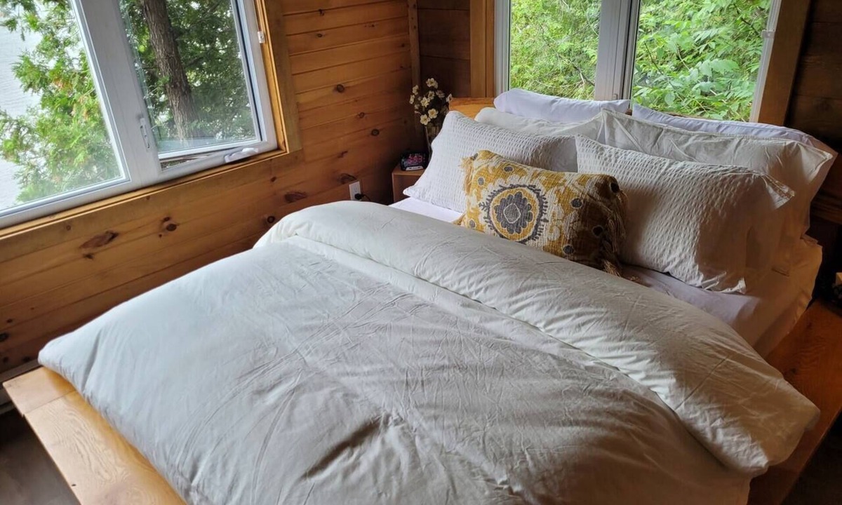 Val-des-Monts Cottage | Romantic Cottage with Epic Lake Views