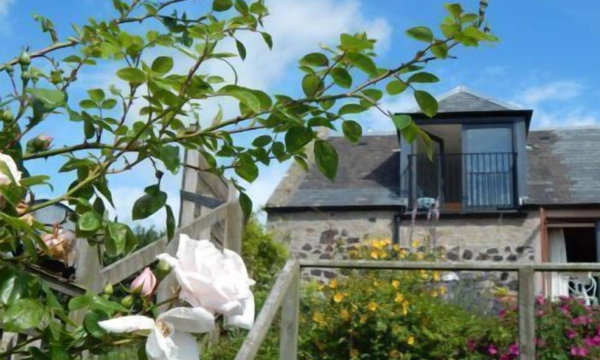 Kelso Cottage | Romantic cottage for 2 with wood burner