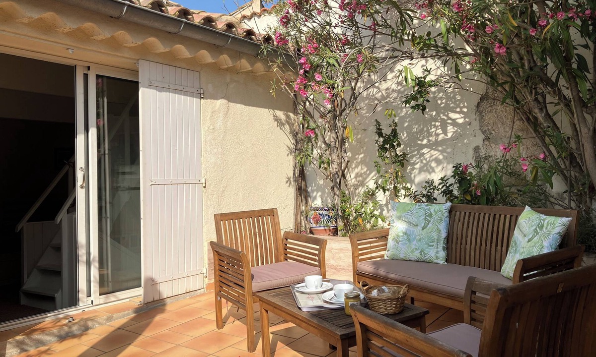 Peyriac-de-Mer Cottage | Romantic Cottage, secret Roof garden & Patio. Aircon. In Village centre Nr Sea.