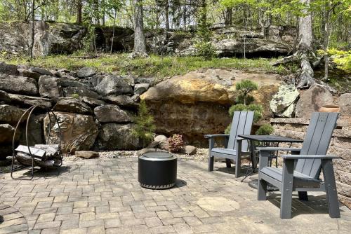 Ozark House | Romantic Cottage w Hot Tub & Views