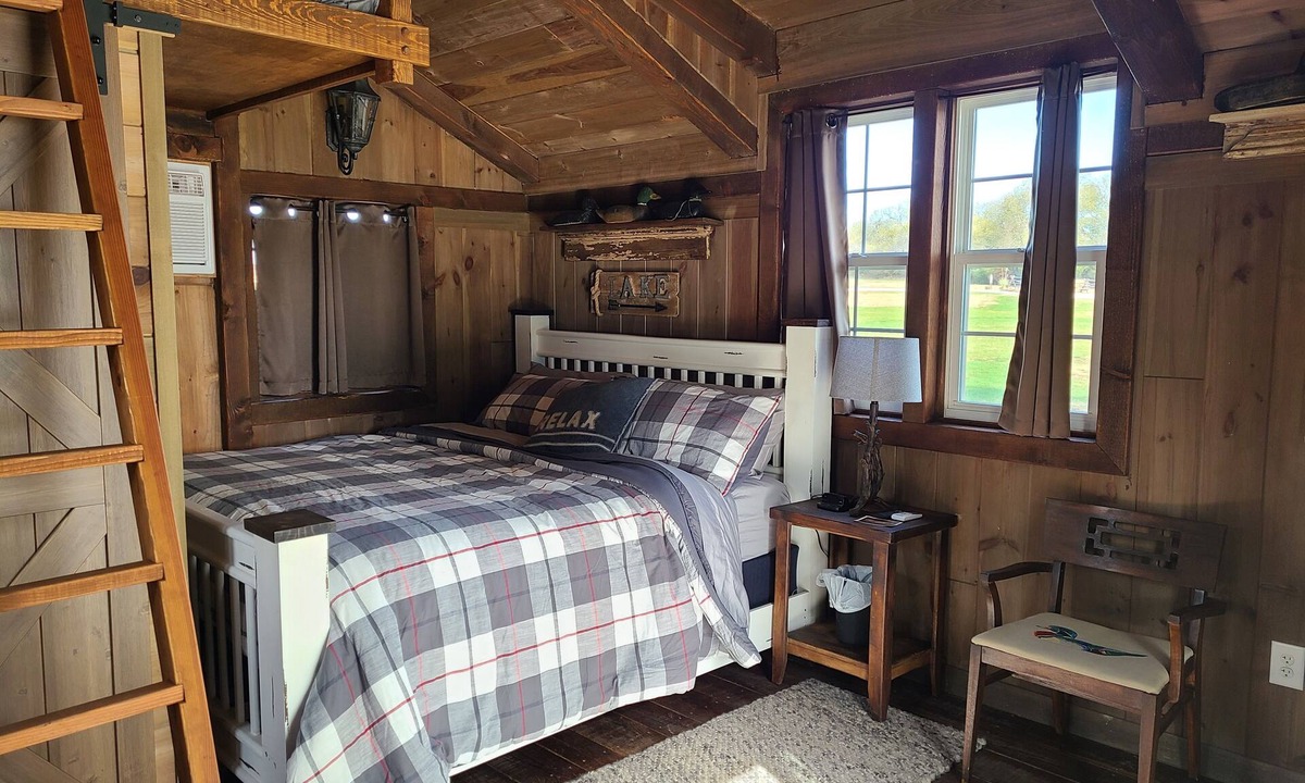 Horton Cabin | Romantic Country Cabin at Lakeview by Sue