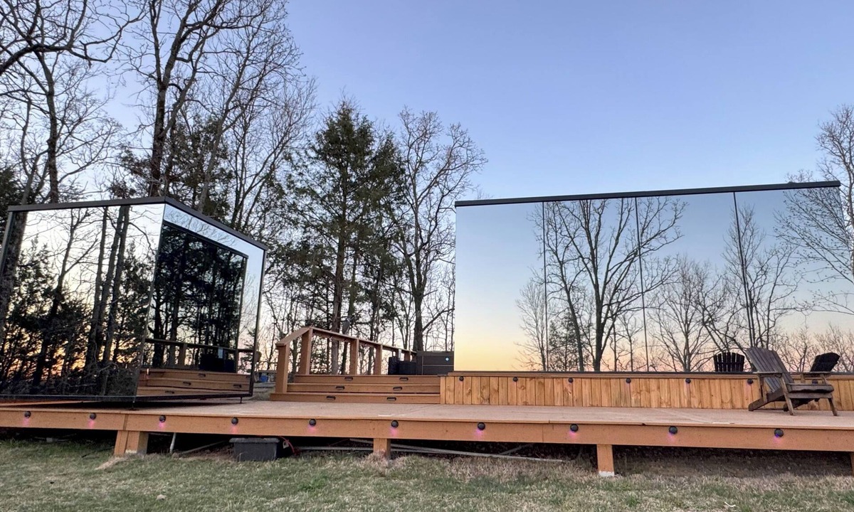 Conway House | Romantic Couples Mirror Cabin | Hot Tub + Sauna