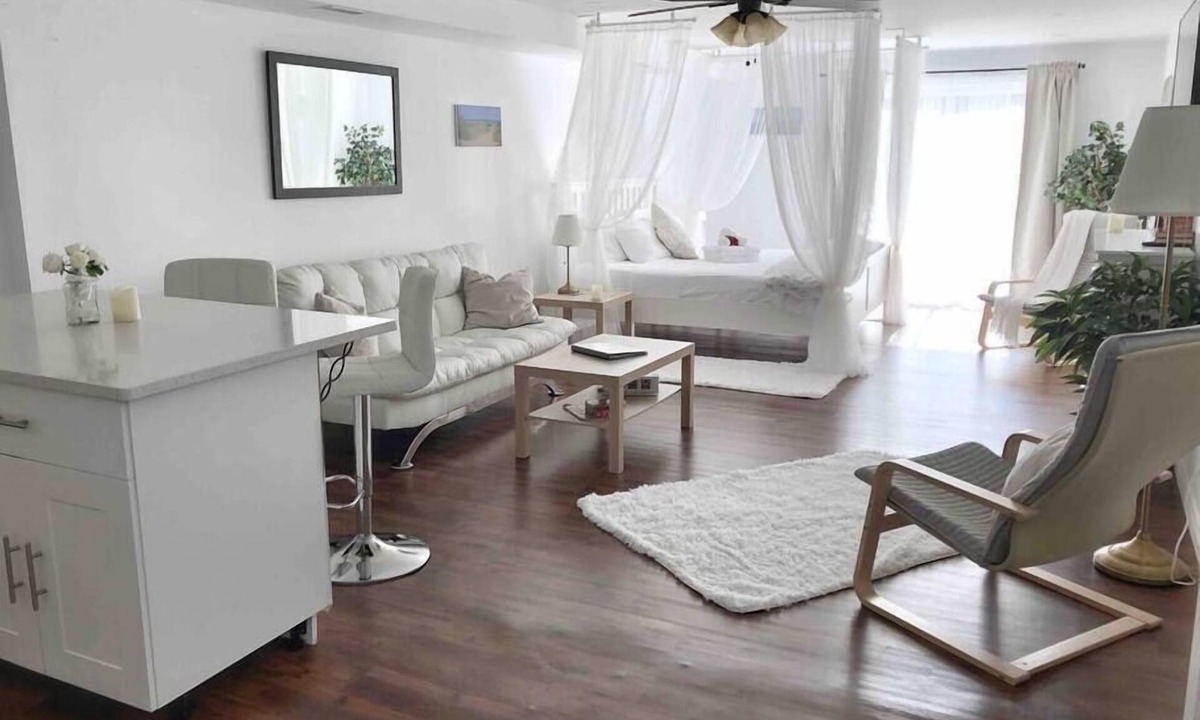 Port Franks Apartment | Romantic Couples Getaway Sauna, Hot Tub, Private Beach access, Hiking trails