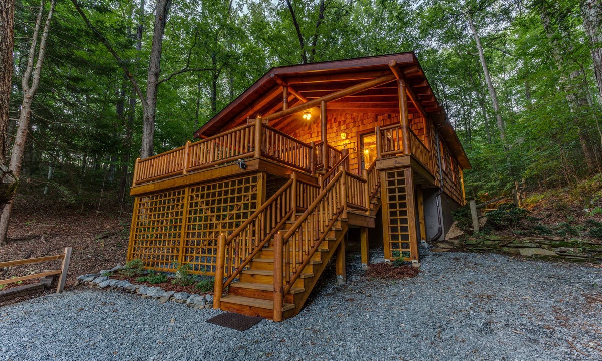 Mineral Bluff Cabin | Romantic Couples' Hide-Away-WiFi, Hot Tub, Dock on Toccoa River, VRBO Discounts!