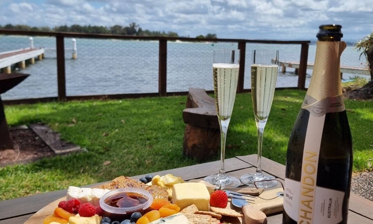 Marks Point Cottage | Romantic Couples Waterfront Escape