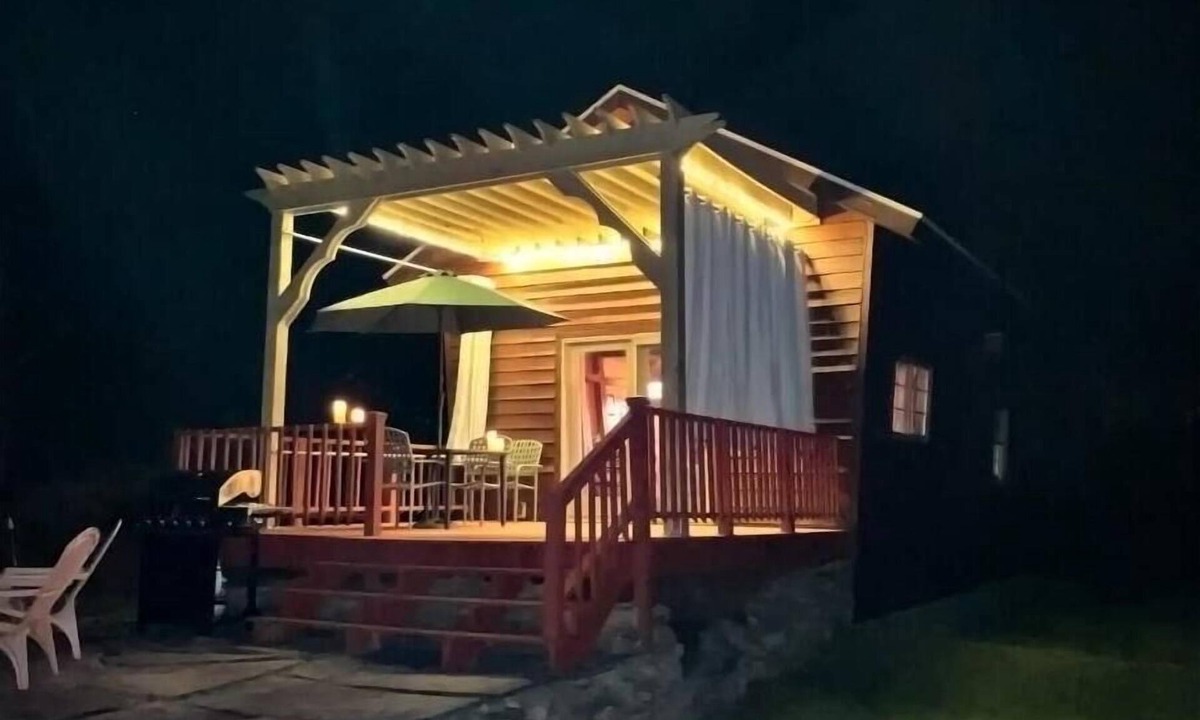 Colliersville Cabin | Romantic Cozy Cabin with a View of the Wetlands