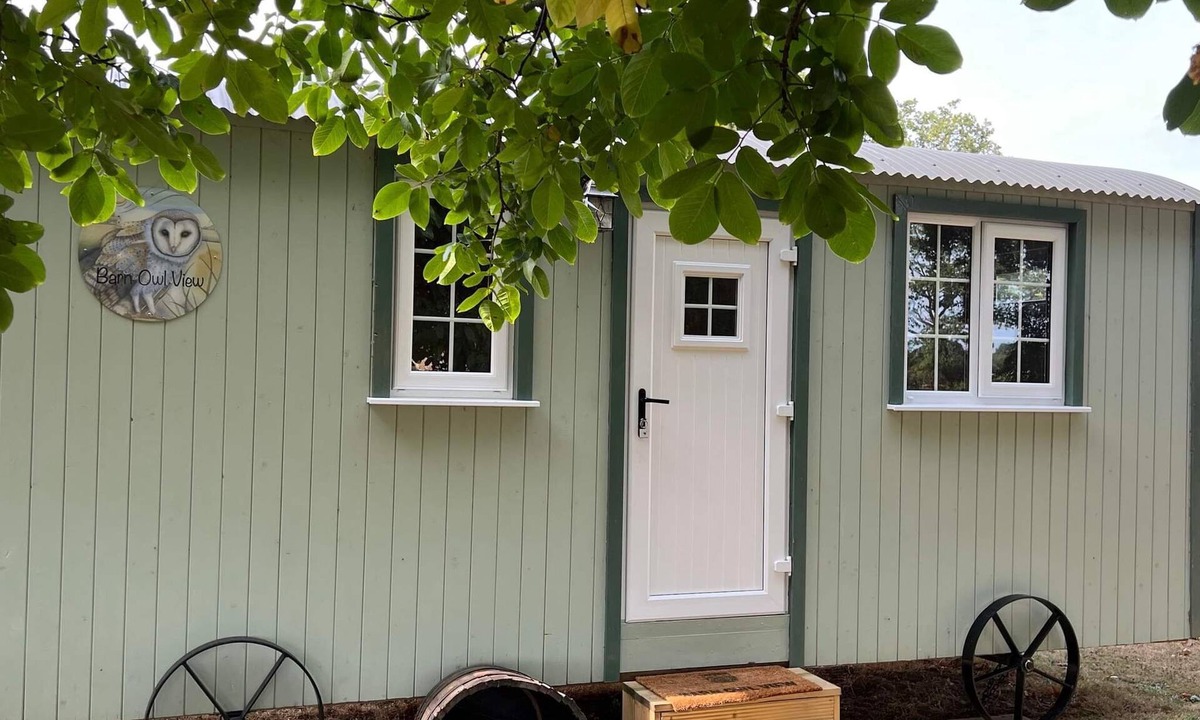 Irstead Apartment | Romantic Ensuite Shepherd's with Countryside views