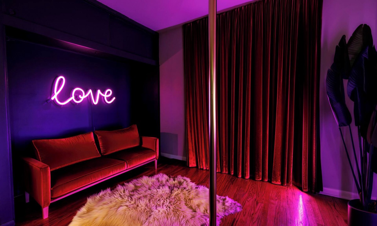South Holland House | Romantic Escape - Adult Playhouse with Exotic Dungeon