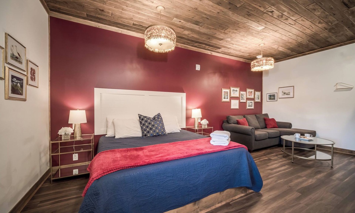 Prescott Hotel | Romantic Escape | Cozy Fire | Coffee & Dining