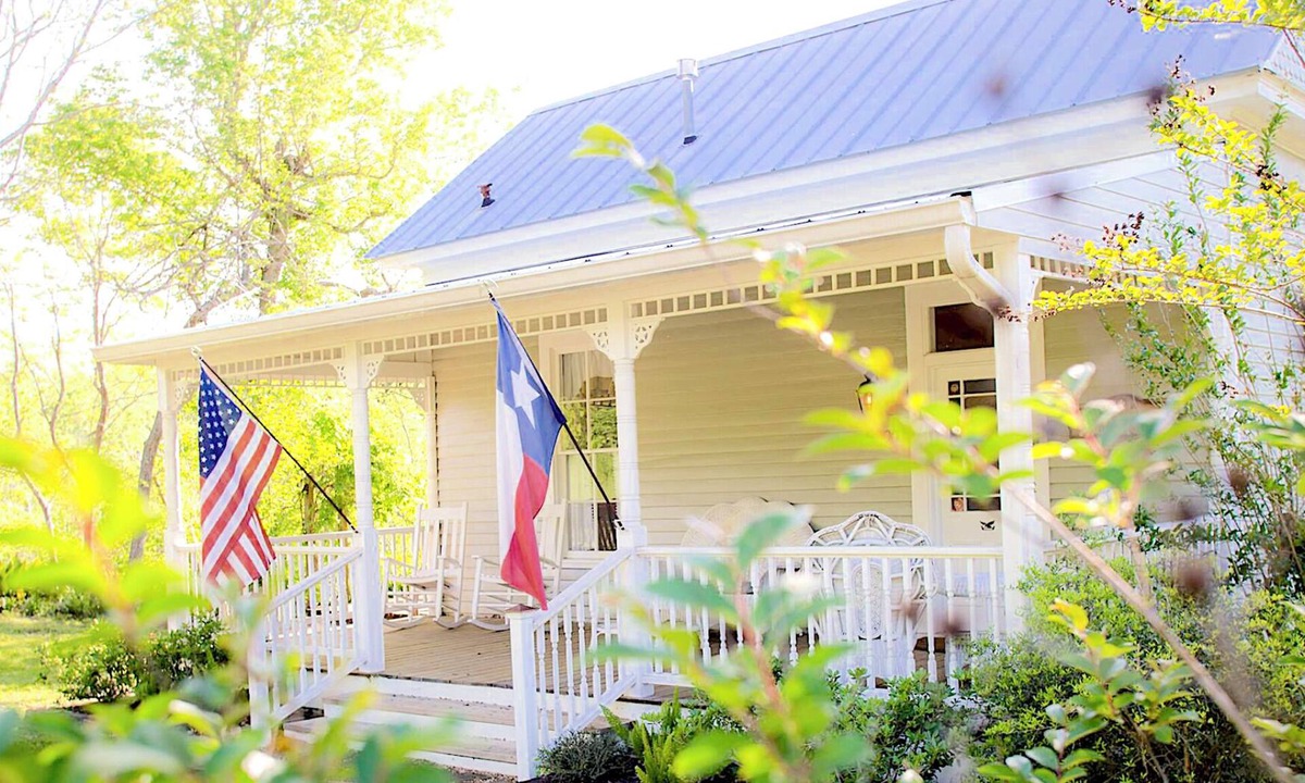 Chappell Hill Cottage | Romantic Farmhouse - Pond - Fenced - Private - 8 Miles to Brenham