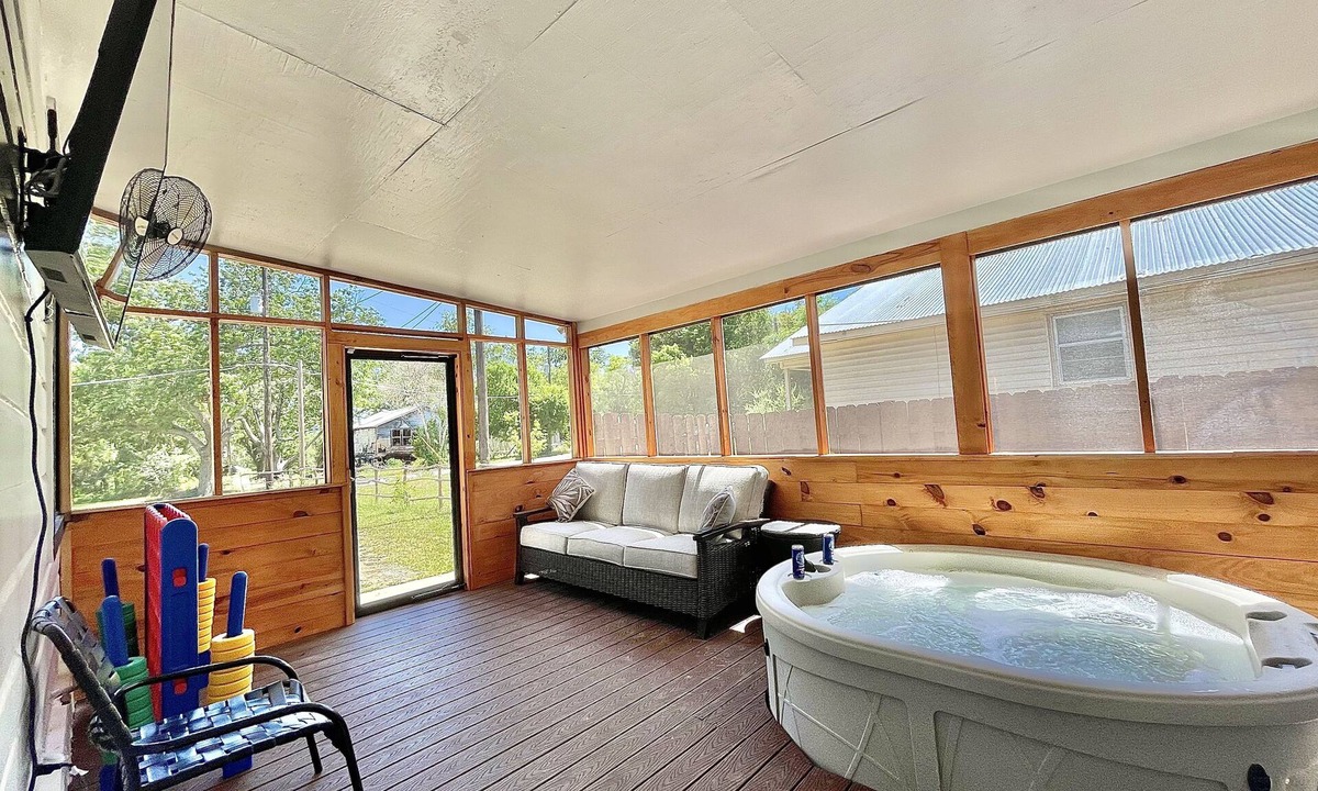 San Marcos House | Romantic Farmhouse w hot tub, DT SM 5 min