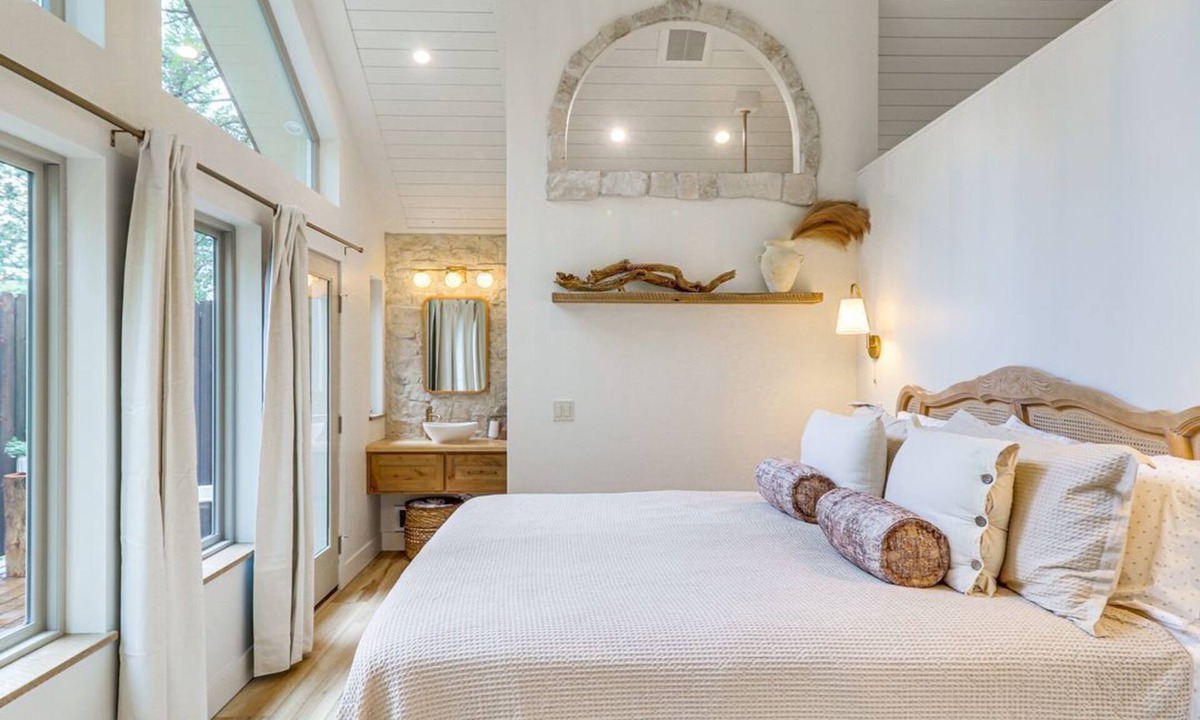 Polson Apartment | Romantic Forest Cabin by Flathead Lake