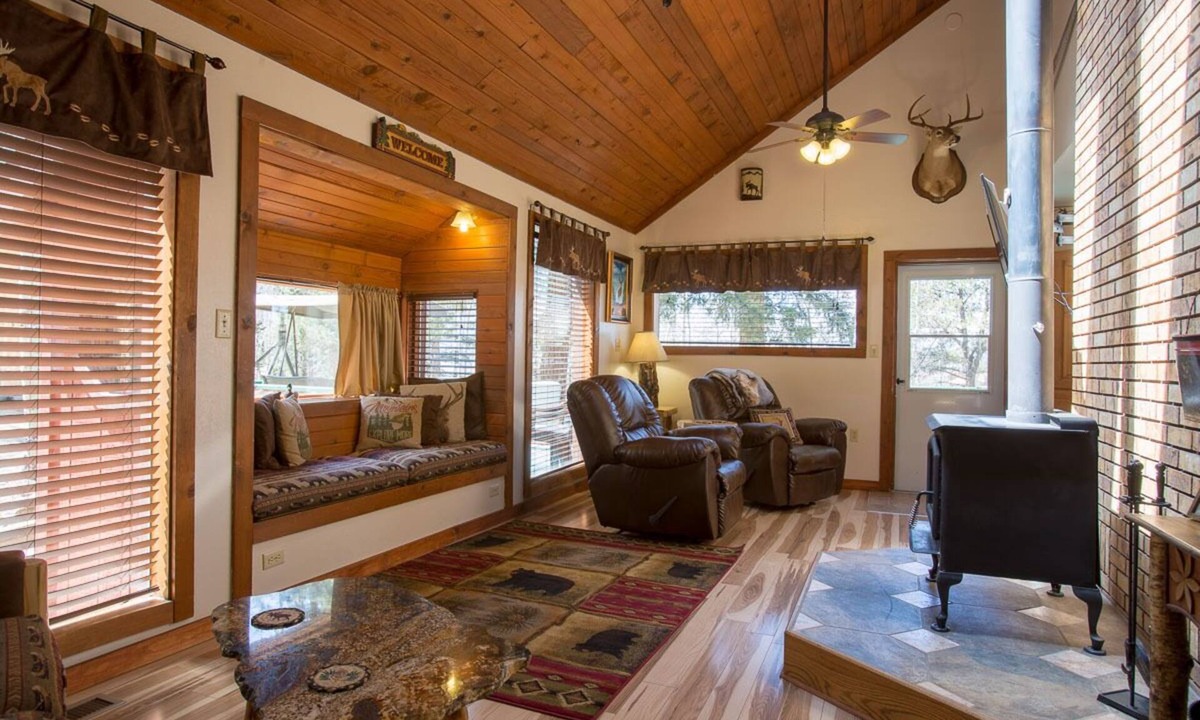 Divide Cabin | Romantic Forest Hideaway, Hot Tub, WiFi, near Attractions & Breweries!