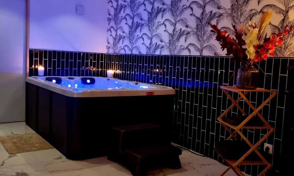 Saint-Michel-de-Lanes House | Romantic Suite with Jacuzzi