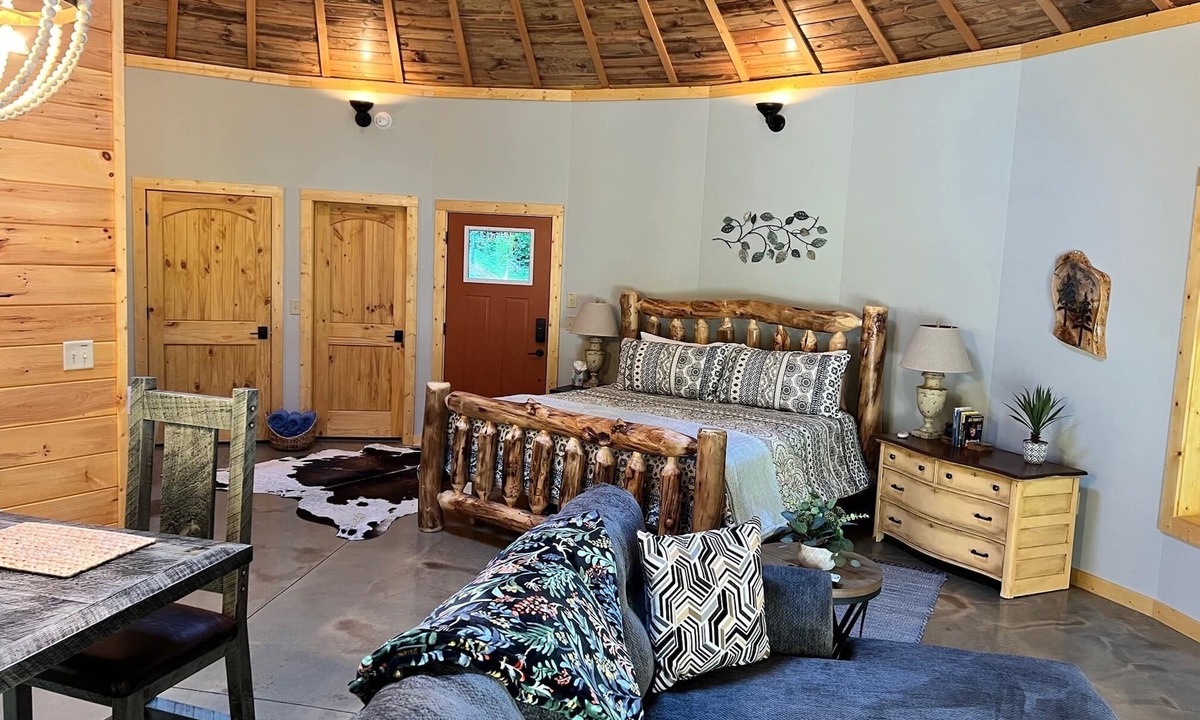 Cherokee Cabin | Romantic Fun Escape in WNC Mtns, Hot Tub, Firepit, babbling brook & starry skies