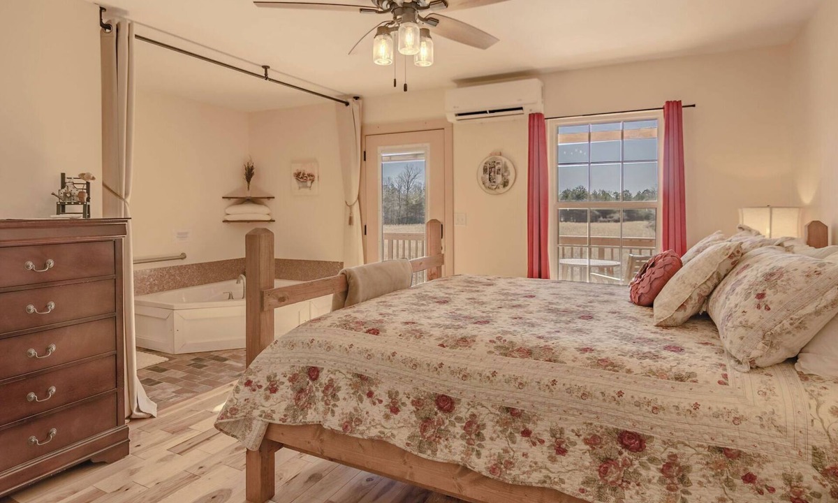 Whitley City Apartment | Romantic Garden Suite with Jacuzzi & Pasture Views at Beulah Farm