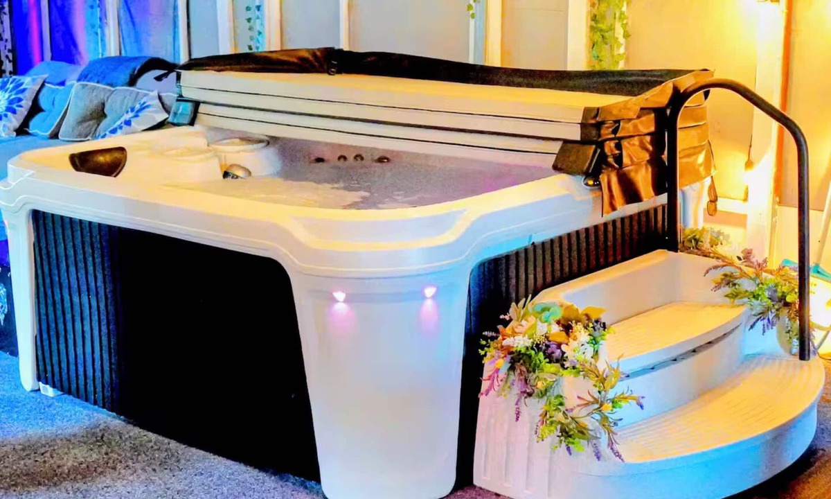 Will County House | Romantic getaway. 38 mins from Chicago. Hot tub!