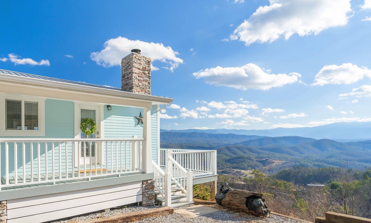 Sevierville Cabin | Romantic Getaway | Dog-Friendly | Hot Tub
