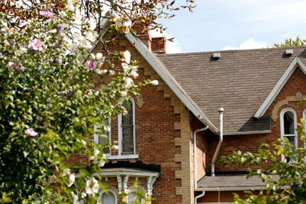 Comber House | Romantic Getaway for Two with Hot Tub near Lakeshore, Ontario