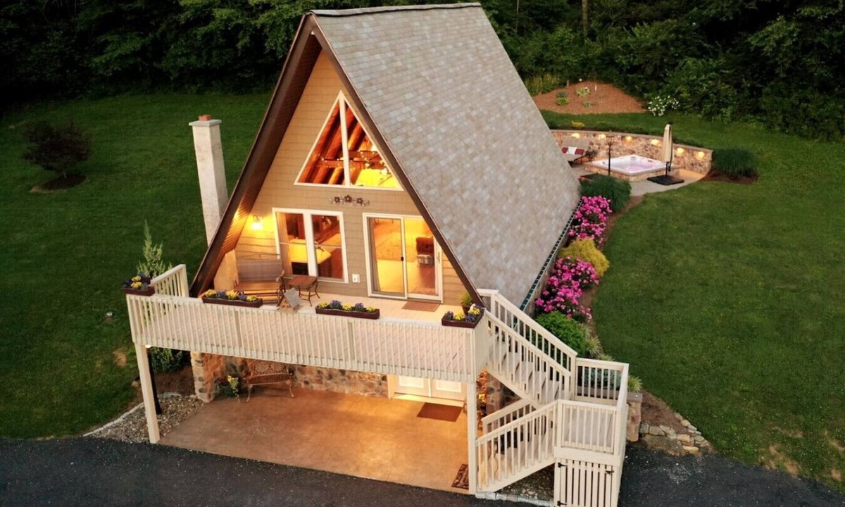 Robesonia Ski Chalet | Romantic Getaway in nearly 10 acres with Hot Tub