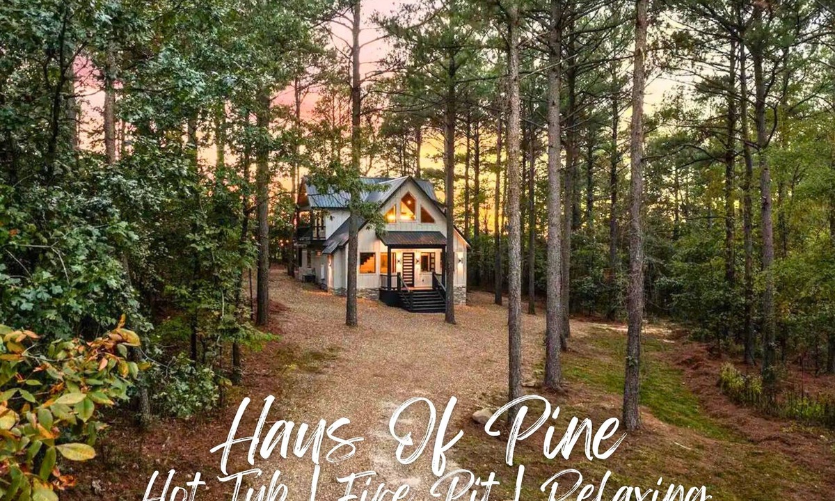 Pickens Cabin | Romantic Getaway, Modern Cabin, Fire Pit & Hot Tub