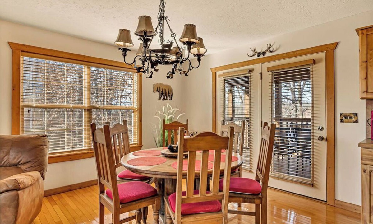 Reeds Spring Cabin | Romantic Getaway Near Silver Dollar City with Free Tickets & Onsite Golf Course