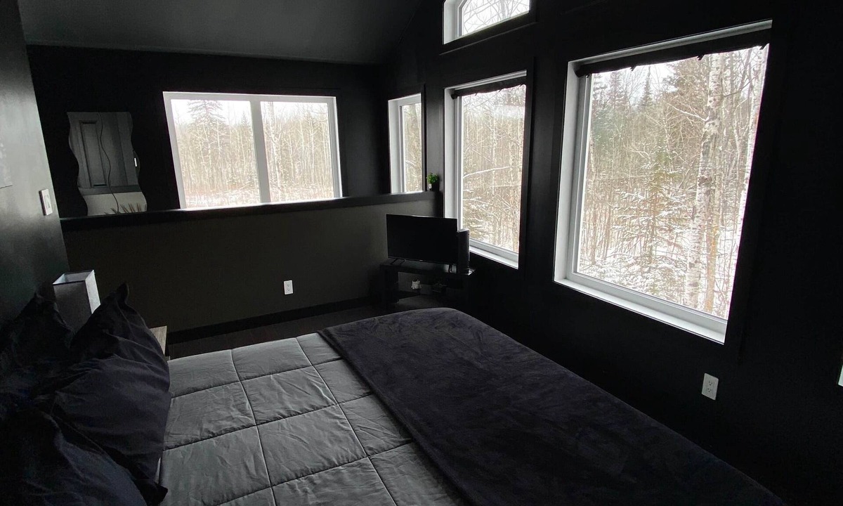 Lac du Bonnet Cabin | Romantic Getaway, Tiny High-Rise Cabin