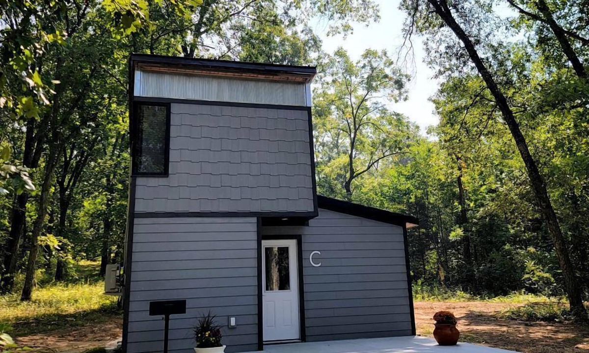 Owensville Cabin | Romantic Glamping Getaway Perfect for Quality Time with Your Partner: Cute Tiny House near Owensville, Missouri