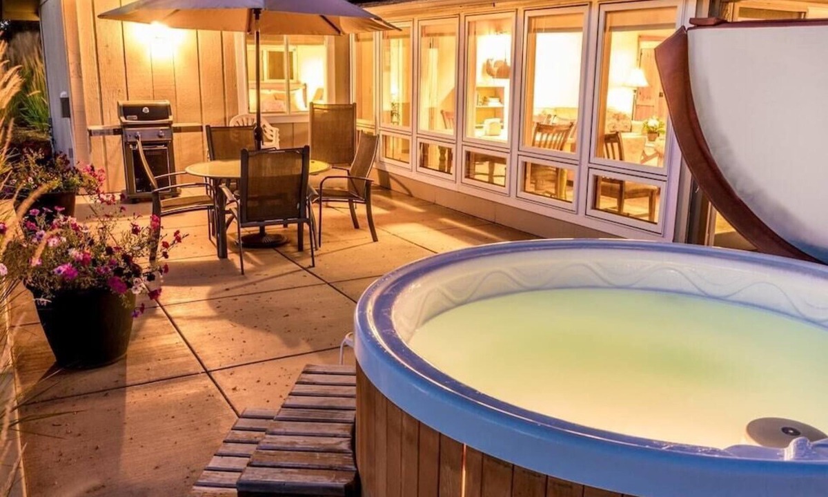 Bend House | Romantic Guest House on 20 acres - Hot tub, Wildlife, Amazing Pool, Tennis Court