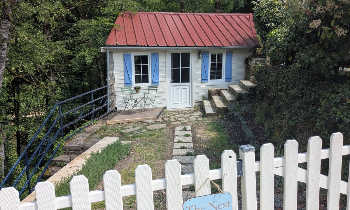 Jumilhac-le-Grand Cottage | Romantic hideaway in Jumilhac: The Nest, a riverside gem near the château