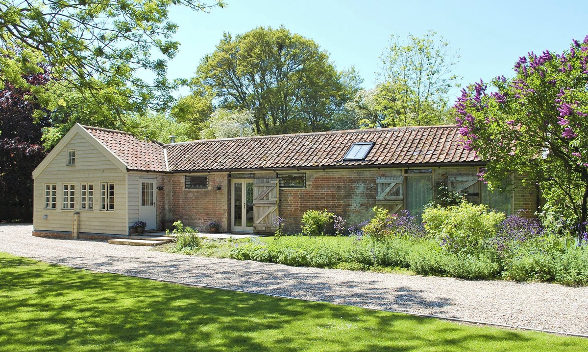 Saxmundham Cottage | Romantic hideaway for couples (and their pets.