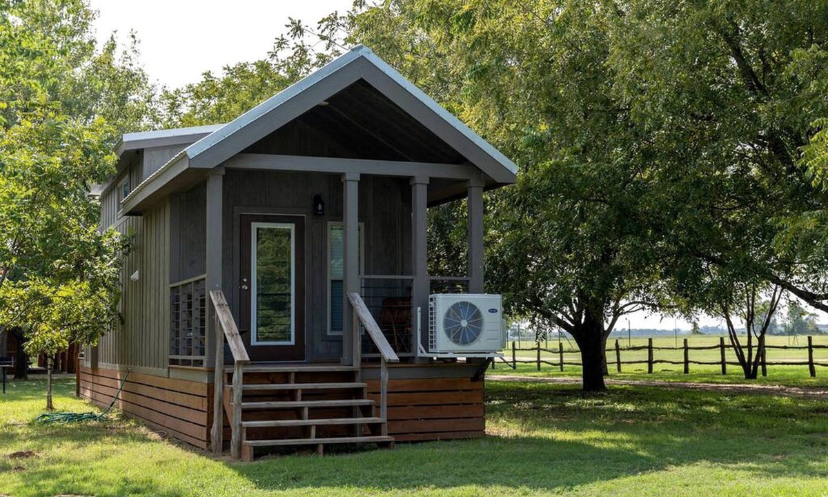 Satin Cabin | Romantic Hideaway: Glamping Bliss in a Texas Cabin near Lake Bridgeport