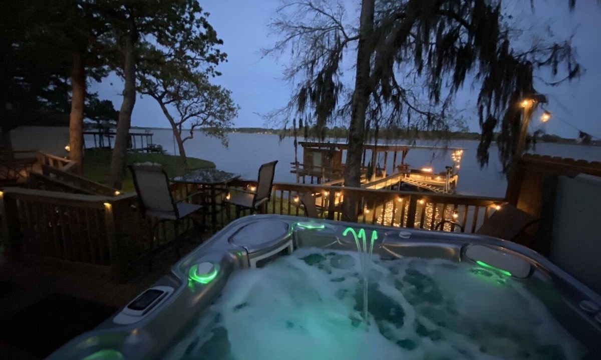 Trinity House | Romantic Hideaway Lakefront Retreat, Fireside Lounge, Spa, Swimming and Kayaks!