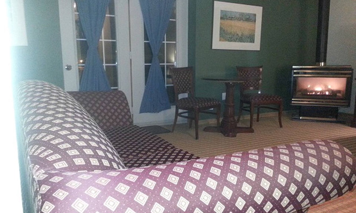 Cochrane Cabin | Romantic Honeymoon Loft Suite with Jacuzzi in Cochrane, Ontario