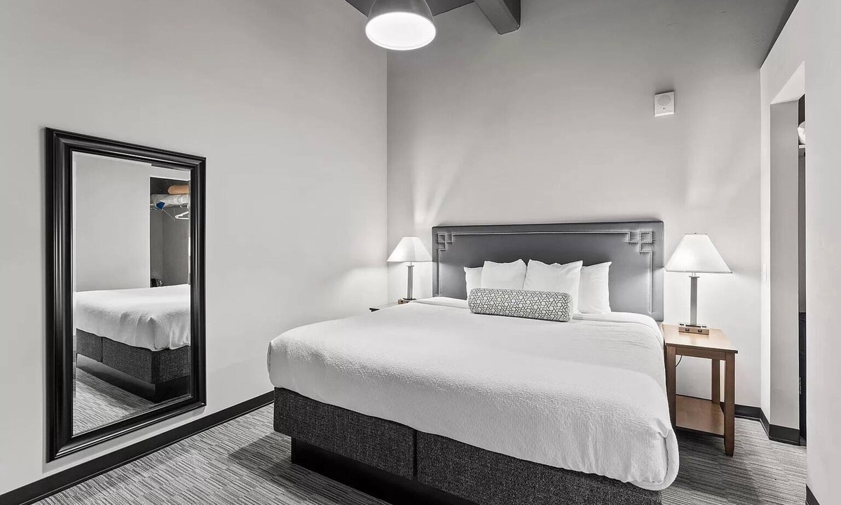 Lancaster House | Romantic House 2Bed Room